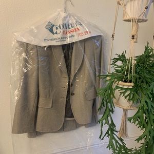 Tahari Size 2 Suit set, Blazer and Skirt, Worn once